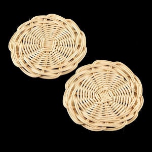 Op de afbeelding: Twee ronde geweven rieten onderzetters in een licht beige kleur. De onderzetters hebben een cirkelvormig patroon en zijn gemaakt van natuurlijke materialen.