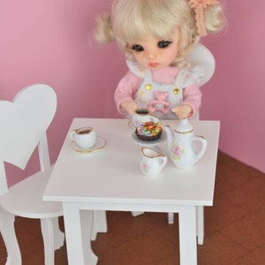 Tavolo da pranzo OPPURE sedia a forma di cuore per bambole pukifee, lati giallo, nappy choo, lati bianco, pukipuki, realpuki o simili