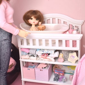 Mobiletto per il cambio e vasca da bagno in miniatura 1/4 bjd baby, lati giallo, pukifee, nappy choo