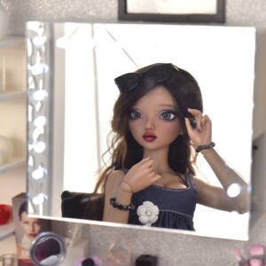 The luminous mirror for 1/4 diorama for BJD minifee MSD dolls or similar ones