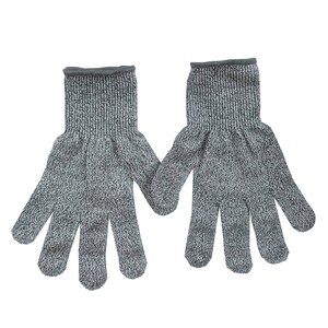 K&ouml;nnte beinhalten: Ein Paar graue und wei&szlig;e schnittfeste Handschuhe mit schwarzem Besatz. Die Handschuhe haben f&uuml;nf Finger und sind aus einem gestrickten Material gefertigt.