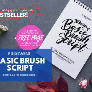 Könnte beinhalten: Ein druckbares digitales Arbeitsbuch zum Erlernen der grundlegenden Pinselschrift. Der Umschlag zeigt ein weißes Notizbuch mit dem Titel "30 Tage Pinselschrift" in schwarzer Schrift. Das Arbeitsbuch wird als "Scribble Workbook Series" beworben und enthält 30 Seiten mit täglichen Übungsaufgaben, Buchstaben, Zahlen und Zitaten sowie eine kostenlose Seite. Das Arbeitsbuch wird außerdem als Bestseller mit über 1.000 verkauften Exemplaren beworben.