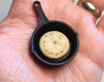 ミニアレパのマグネットまたはキーホルダー：手作りのラテンアメリカ料理