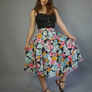 Floral print full skirt 80&#39;s Midi bright summer skirt WAIST 26 in