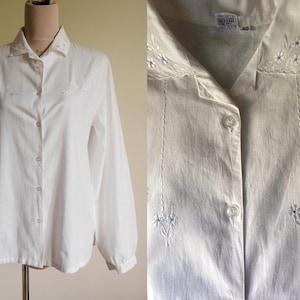 White shirt Embroidered front Small collar Vintage White blue blouse M L