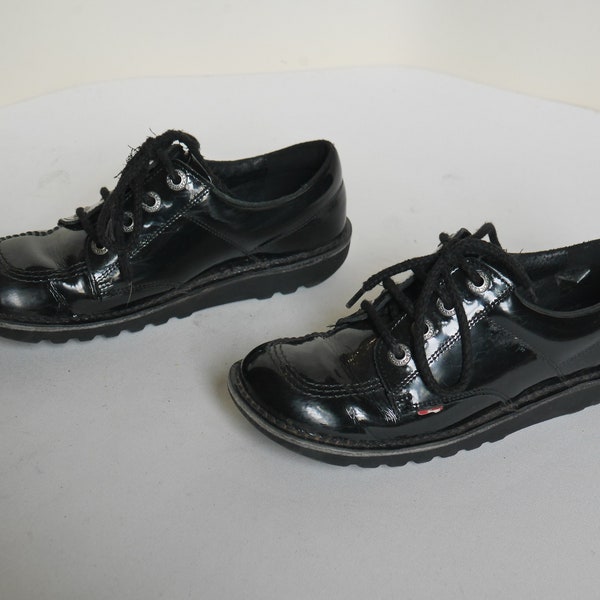 Chaussures en cuir verni noir Kickers Lo core shoes Années 90 à lacets Talon bas Bout carré taille 38