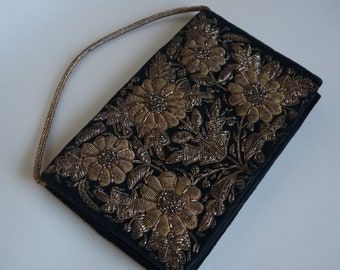 Bolsa clutch de veludo preto com bordados em fios metálicos dourados Bolsa para eventos formais