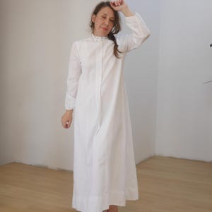 White Antique style dress 70s Women home dress Ruffle neck Long Sleeves Victorian nightgown MEDIUM