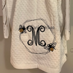 Bee Theme Towel, Kitchen Kitchen Towel, Dish Towel, Bee Decor, Bee dish Towel, Gift for Her, Bee Farmhouse Kitchen Decor, Bee Lover Gift