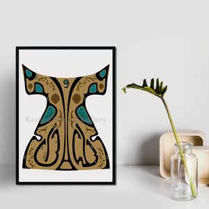 Könnte beinhalten: Ein gerahmter Druck eines stilisierten Designs in Gold, Schwarz und Türkis. Das Design zeigt eine zentrale Figur mit komplizierten Details und die Zahl "9" oben.