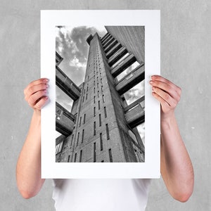 トレリックタワー建築プリント、A3白黒リソグラフ写真、ロンドンの建物のブルータリズム写真壁アート - 階段を見上げる