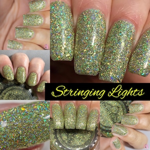 Peut inclure: Gros plan sur des ongles manucurés avec un vernis à ongles vert scintillant et pailleté. Le vernis a un effet holographique, reflétant de multiples couleurs. Le texte "Stringing Lights" est affiché en jaune en écriture cursive.