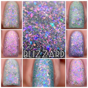 Könnte beinhalten: Nahaufnahme von mehreren manikürten Nägeln, die einen Nagellack mit schillernden, glitzernden Flocken zeigen. Der Lack erscheint in verschiedenen Pastelltönen, darunter Lavendel, Mintgrün und Rosa. Das Wort "BLIZZARD" wird in einer fetten, stilisierten Schrift angezeigt.