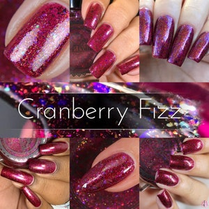Peut inclure: Un collage d'images présentant un vernis à ongles rouge foncé avec une finition pailletée et irisée. Le vernis est appliqué sur différents ongles, et le flacon est également montré. Le texte "Cranberry Fizz" est affiché.