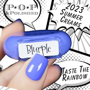 Pode incluir: Uma garrafa de verniz de unhas 'Blurple' é exibida, com uma unha pintada a condizer. A garrafa é de uma cor azul-púrpura vibrante, com um rótulo branco. A imagem inclui o texto '2023 Summer Creams' e 'Taste the Rainbow'.