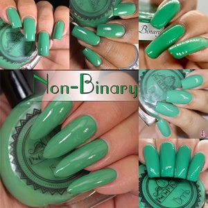 Peut inclure: Un collage d'images présentant un vernis à ongles vert vif. Le vernis est appliqué sur différentes formes d'ongles, notamment longs, en amande et carrés. Le flacon de vernis est également visible, avec le texte "Non-Binary" et la marque "PoP Polish".