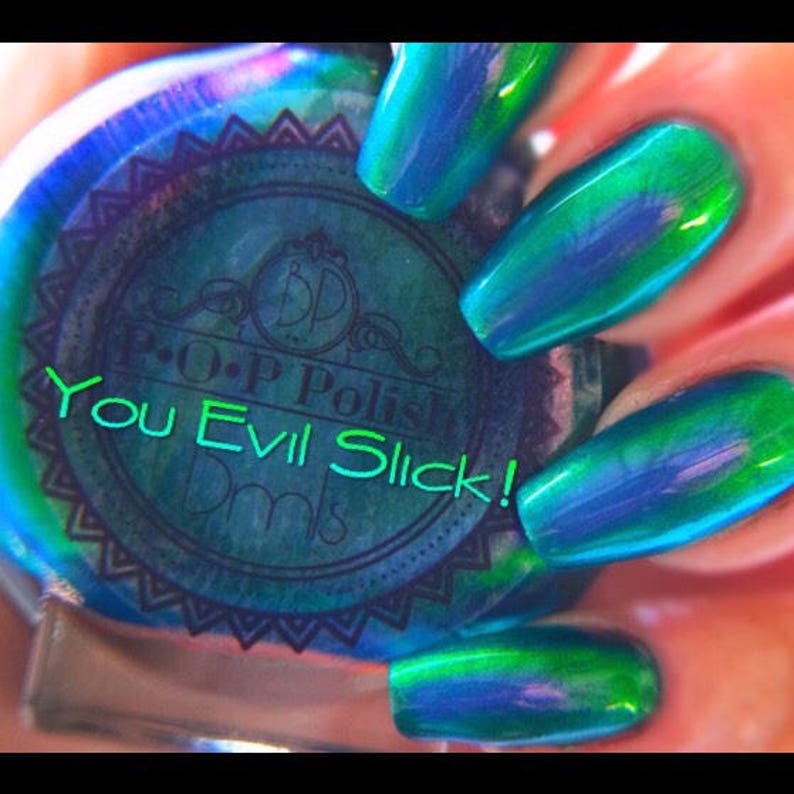 K&ouml;nnte beinhalten: Nahaufnahme von manik&uuml;rten N&auml;geln mit einem leuchtenden gr&uuml;n-blauen, schillernden Nagellack. Die Nagellackflasche ist sichtbar und tr&auml;gt den Text "You Evil Slick!" und den Markennamen "P.O.P Polish".