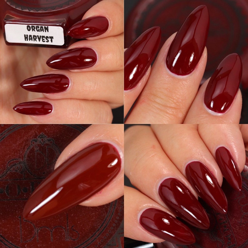 Puede incluir: Primer plano de u&ntilde;as manicuradas pintadas con un esmalte de u&ntilde;as burdeos oscuro. Las u&ntilde;as son largas y en forma de almendra, con un acabado brillante. La etiqueta del frasco de esmalte dice "ORGAN HARVEST". La imagen muestra el color y la textura del esmalte.