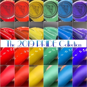 Puede incluir: Una colección de esmaltes de uñas en colores del arcoíris, incluyendo rojo, naranja, amarillo, verde, azul y morado. Las botellas están dispuestas en filas y columnas, con el texto "The 2019 PRIDE Collection" en el centro.