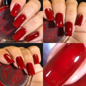 Puede incluir: Un collage de im&aacute;genes que muestran un esmalte de u&ntilde;as rojo intenso aplicado en varias u&ntilde;as. El esmalte tiene un acabado brillante. Tambi&eacute;n se ve un frasco de esmalte de u&ntilde;as, con una etiqueta oscura y una tapa negra.