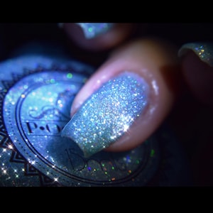 P•O•P Kultige Kollektion &quot;Wild is the wind&quot; Pastell blau Micro Glitzer Bombe Indie Nagellack Lack Holographic Sparkle