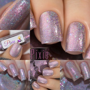 Può includere: Primo piano di unghie dipinte con uno smalto per unghie scintillante e iridescente. Lo smalto ha una base viola chiaro con glitter olografici, creando un effetto multicolore. La parola "Pixie" è visibile sul flacone e nell'immagine.