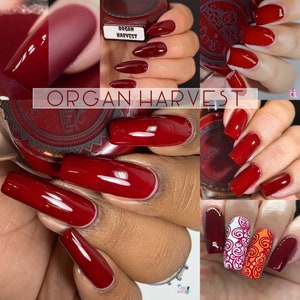 Puede incluir: Un collage de im&aacute;genes que muestran un esmalte de u&ntilde;as rojo oscuro llamado "Organ Harvest". Las im&aacute;genes muestran el esmalte en u&ntilde;as con diferentes acabados, incluyendo brillante y mate. Tambi&eacute;n se muestra un frasco del esmalte, junto con dise&ntilde;os de u&ntilde;as.