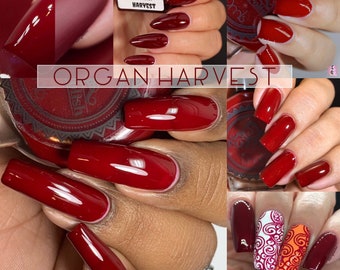Puede incluir: Un collage de imágenes que muestran un esmalte de uñas rojo oscuro llamado "Organ Harvest". Las imágenes muestran el esmalte en uñas con diferentes acabados, incluyendo brillante y mate. También se muestra un frasco del esmalte, junto con diseños de uñas.