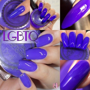Può includere: Un collage di immagini che mostrano smalto per unghie viola vibrante. Le immagini includono primi piani di unghie dipinte, un flacone di smalto e la parola "LGBTQ" in viola. Lo smalto ha una finitura lucida.