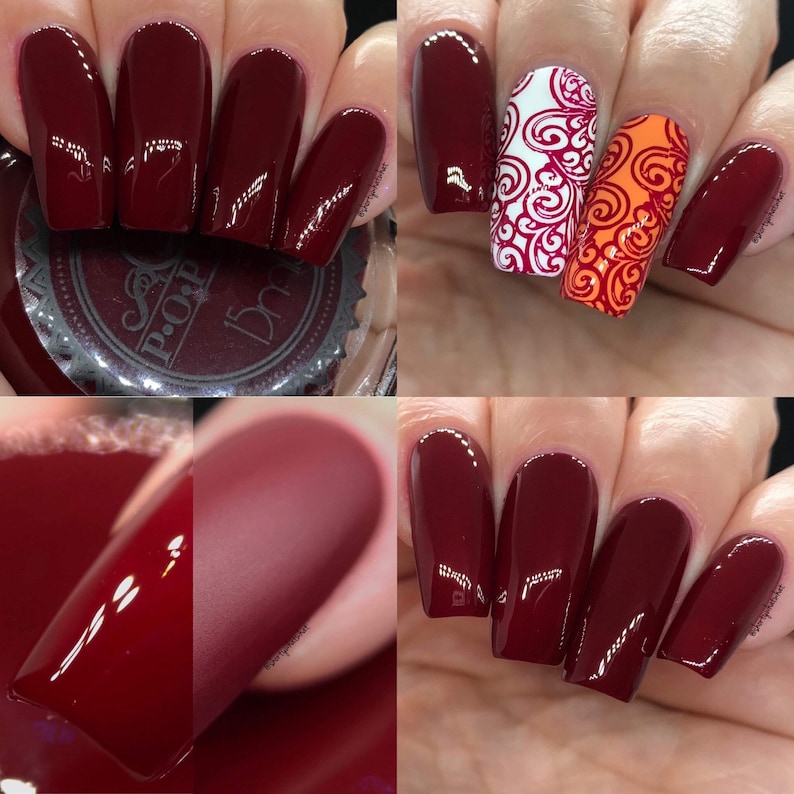 Puede incluir: Primer plano de u&ntilde;as manicuradas en un tono burdeos intenso. Algunas u&ntilde;as presentan intrincados dise&ntilde;os en blanco y naranja. Una u&ntilde;a tiene un acabado mate, mientras que otras son brillantes. Se muestran diferentes t&eacute;cnicas de nail art.