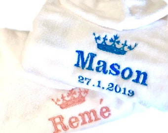 Robe de chambre personnalisée de bébé, robe de bain, nom brodé de serviette, dob, partie de couronne d’initiales, anniversaire, Noël, enfant en bas âge, garçon de fille d’enfant