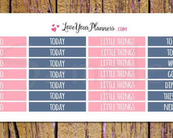 Puede incluir: Una hoja de pegatinas para planificadores con etiquetas rosas y azules. Las etiquetas tienen el siguiente texto: To Do, Today, Little Things, To Buy, To Pay, Work, Goals, Dinners, This Week, Next Week.