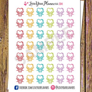 Puede incluir: Una hoja de pegatinas de colores con un diseño de diente con hilo dental. Las pegatinas son de color rojo, naranja, amarillo, verde, azul y morado. El texto "Love Your Planners.COM" está en la parte superior de la hoja. El texto "FACEBOOK.COM/LOVEYOURPLANNERS @LOVEYOURPLANNERS" está en la parte inferior de la hoja.
