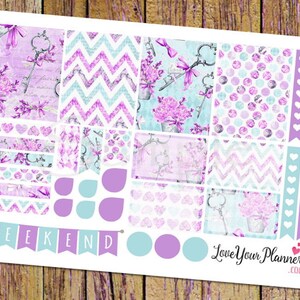 Puede incluir: Un conjunto de 12 pegatinas de planificador imprimibles con un diseño floral morado y azul con llaves, corazones y lunares. Las pegatinas incluyen una pancarta que dice "Weekend" y un logotipo que dice "Love Your Planners.com".