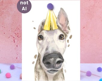 Può includere: Un'illustrazione ad acquerello di un cane grigio che indossa un cappellino da festa dorato lucido con un pon pon viola sulla punta. Il cane ha grandi occhi marroni e un naso scuro. Un badge circolare in alto a sinistra contiene il testo not AI.