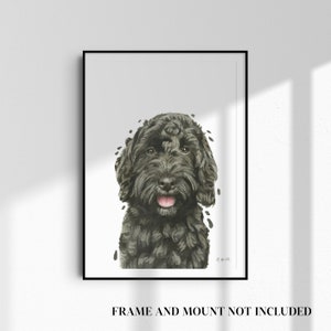 Può includere: Dipinto ad acquerello di un cane nero con la lingua rosa che sporge. Il cane guarda direttamente lo spettatore. Lo sfondo è bianco con schizzi di vernice nera.