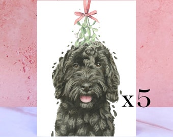 Könnte beinhalten: Eine Schwarzweiß-Aquarell-Illustration eines Hundes, der einen Mistelzweig trägt. Der Hund schaut den Betrachter mit einem glücklichen Ausdruck an. Die Illustration ist auf weißem Hintergrund. x5