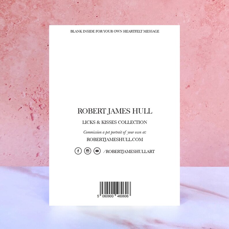 K&ouml;nnte beinhalten: Eine wei&szlig;e Karte mit dem Text "BLANK INSIDE FOR YOUR OWN HEARTFELT MESSAGE" oben. Der Text "ROBERT JAMES HULL" ist mittig auf der Karte platziert. Unter dem Namen befindet sich der Text "LICKS & KISSES COLLECTION" ebenfalls mittig. Der Text "Commission a pet portrait of your own at: ROBERTJAMESHULL.COM" ist mittig unter dem Namen der Kollektion platziert. Social-Media-Symbole f&uuml;r Facebook, Instagram und YouTube sind mittig unter der Website-Adresse platziert. Der Text "/ROBERTJAMESHULLART" ist mittig unter den Social-Media-Symbolen platziert. Ein Barcode befindet sich mittig unten auf der Karte. Der Text "5 060900 460606" ist mittig unter dem Barcode platziert.