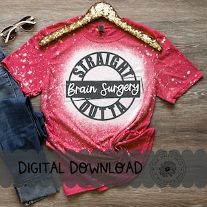 Puede incluir: Camiseta roja blanqueada con un diseño circular blanco que dice "Straight outta Brain Surgery".