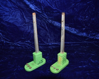 PARTS or REPAIR, Lot of 2 Lionel Train Post War Lionel 0/027 Gauge #153 Lighted Block Signal Bases, Ther are missing parts see pictures