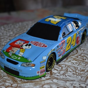 Jeff Gordon #24 DuPont Peanuts 50th Celebration Snoopy 1:24 Scale