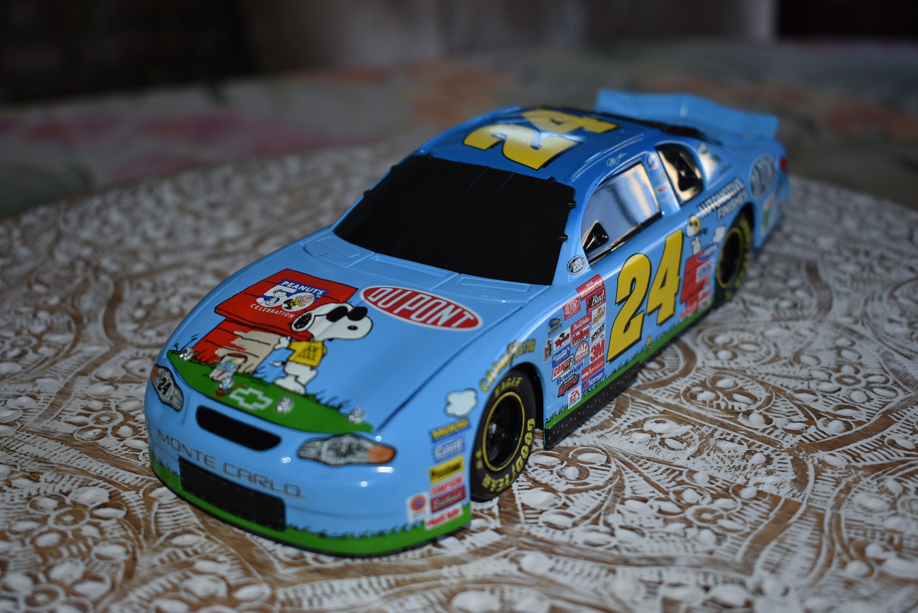 Jeff Gordon #24 DuPont Peanuts 50th Celebration Snoopy 1:24 Jeff Gordon #24 DuPont Peanuts 50th Celebration Snoopy 1:24