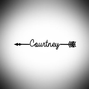 Könnte beinhalten: Schwarzes Pfeildesign mit dem Namen "Courtney" in kursiver Schrift. Der Pfeil zeigt nach links mit einem detaillierten Pfeilspitze rechts. Der Hintergrund ist ein Farbverlauf von Weiß zu Grau.