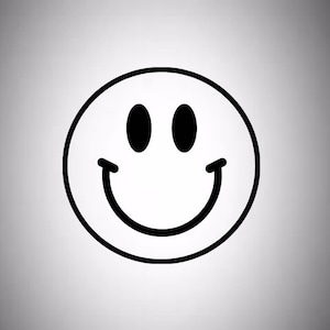 Puede incluir: Ilustración de una cara sonriente en blanco y negro. El diseño presenta un círculo blanco con un contorno negro, dos ojos ovalados negros y una línea negra curva para una sonrisa. El fondo es un degradado de gris.