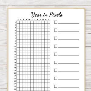 Op de afbeelding: Een printbare jaarplanner in pixels met een raster van 31 vierkanten voor elke maand van het jaar. Er zijn selectievakjes en lege regels voor elke maand om notities of doelen in te schrijven.