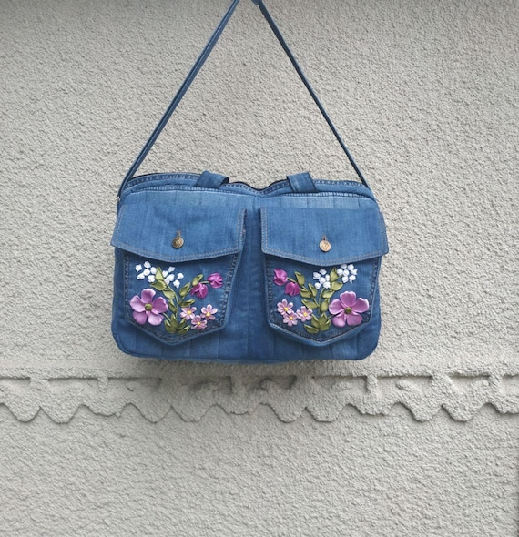 刺繍入りフローラルデニムバッグ、アップサイクルクロスボディトート