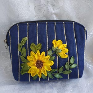 Por encargo. Monedero bordado, neceser girasol, bordado cinta, neceser con cordón dorado, neceser bordado girasol