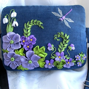 Auf Bestellung. Bestickte recycelte Jeanstasche, Crossbody bestickte Tasche, Libelle Jeans Handtasche, Webband Stickerei, lila/violette BlumenTasche