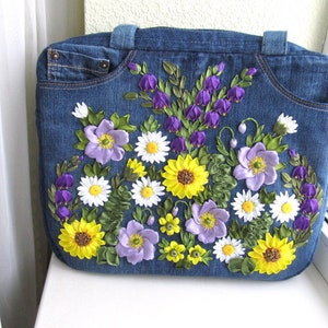 Auf Bestellung. Bestickte Jeanstasche, bestickte Jeanstasche, Schleifenband-Stickerei Tasche, geblümte Jeanstasche, upcycled Jeanstasche, Laptoptasche