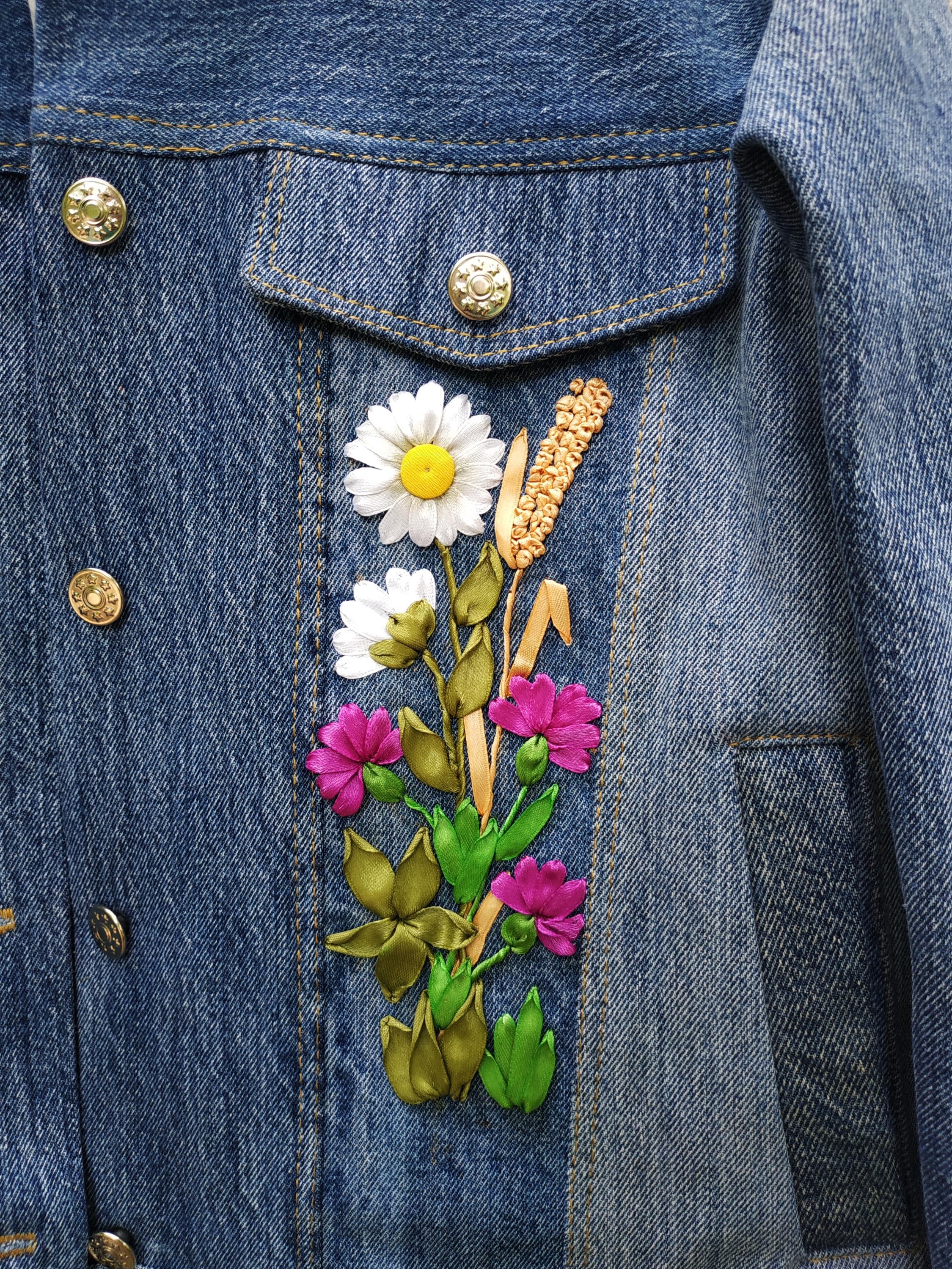 カスタム縫製リボン刺繍デニムジャケット、アップサイクル花柄ジーンズ 